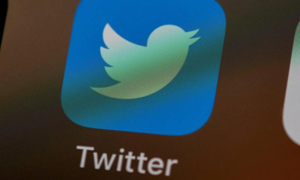 Ο Έλον Μασκ ρίχνει τη μετοχή του Twitter